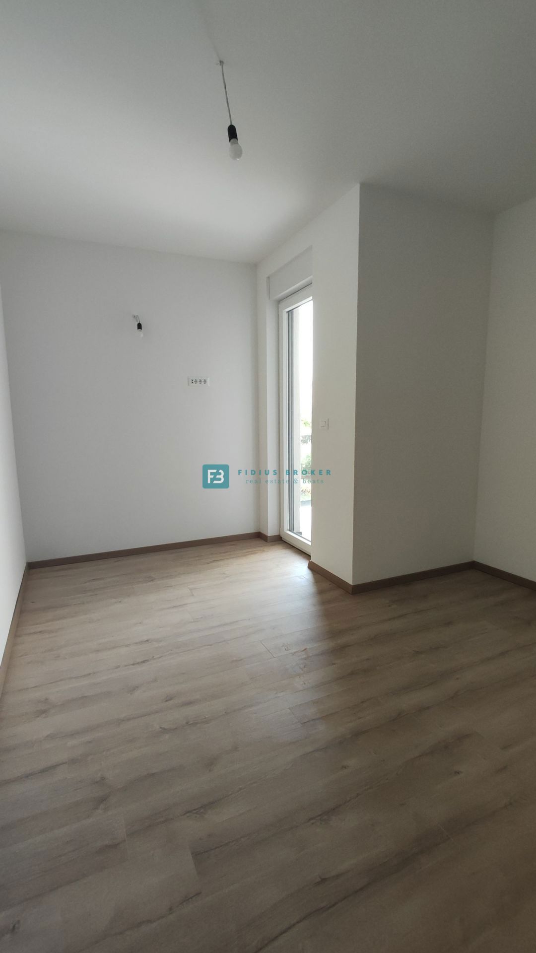 VODICE, nov projekt, moderne vrstne hiše, dvorišče, mirna lokacija, S2
