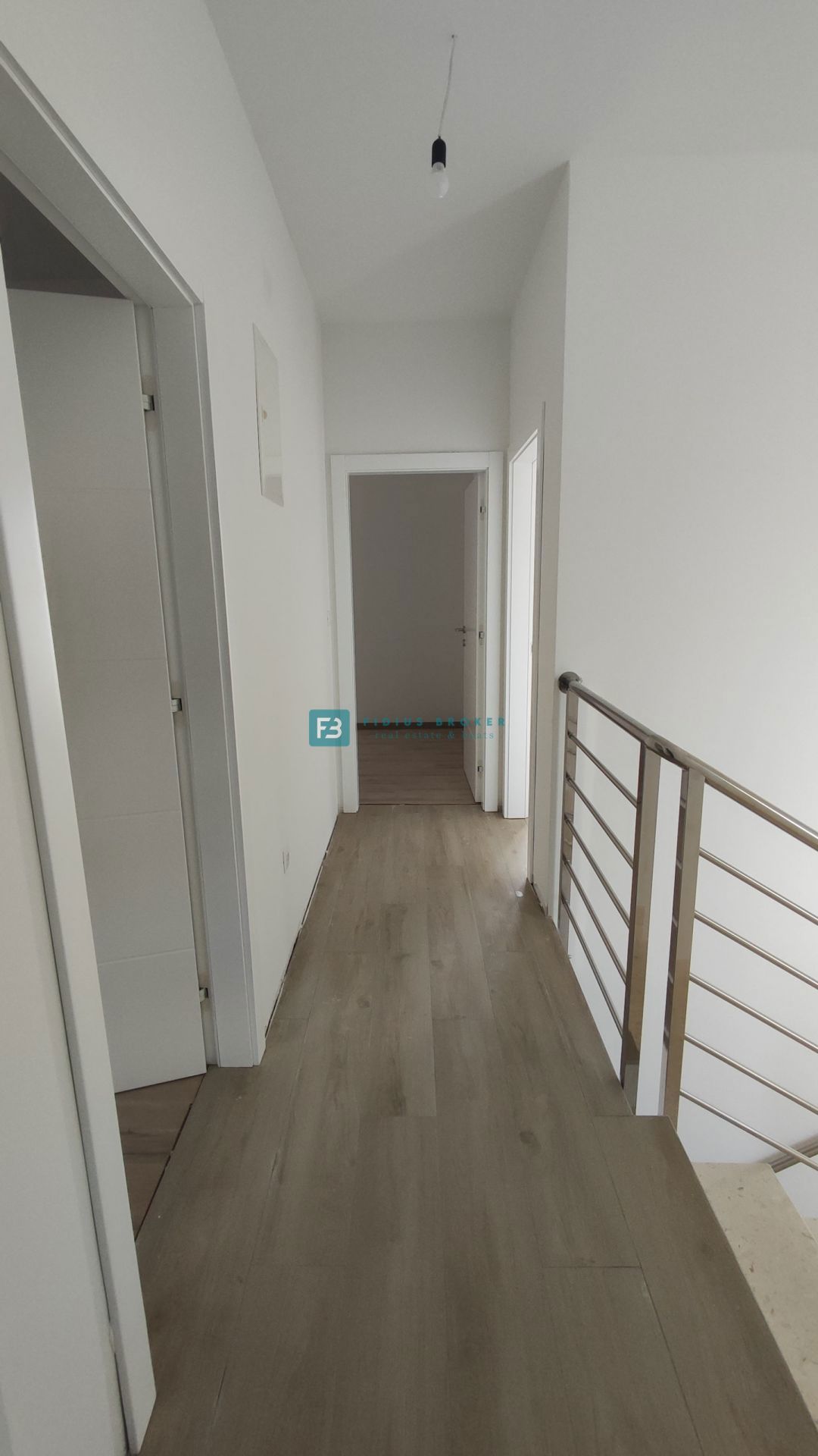 VODICE, nov projekt, moderne vrstne hiše, dvorišče, mirna lokacija, S2