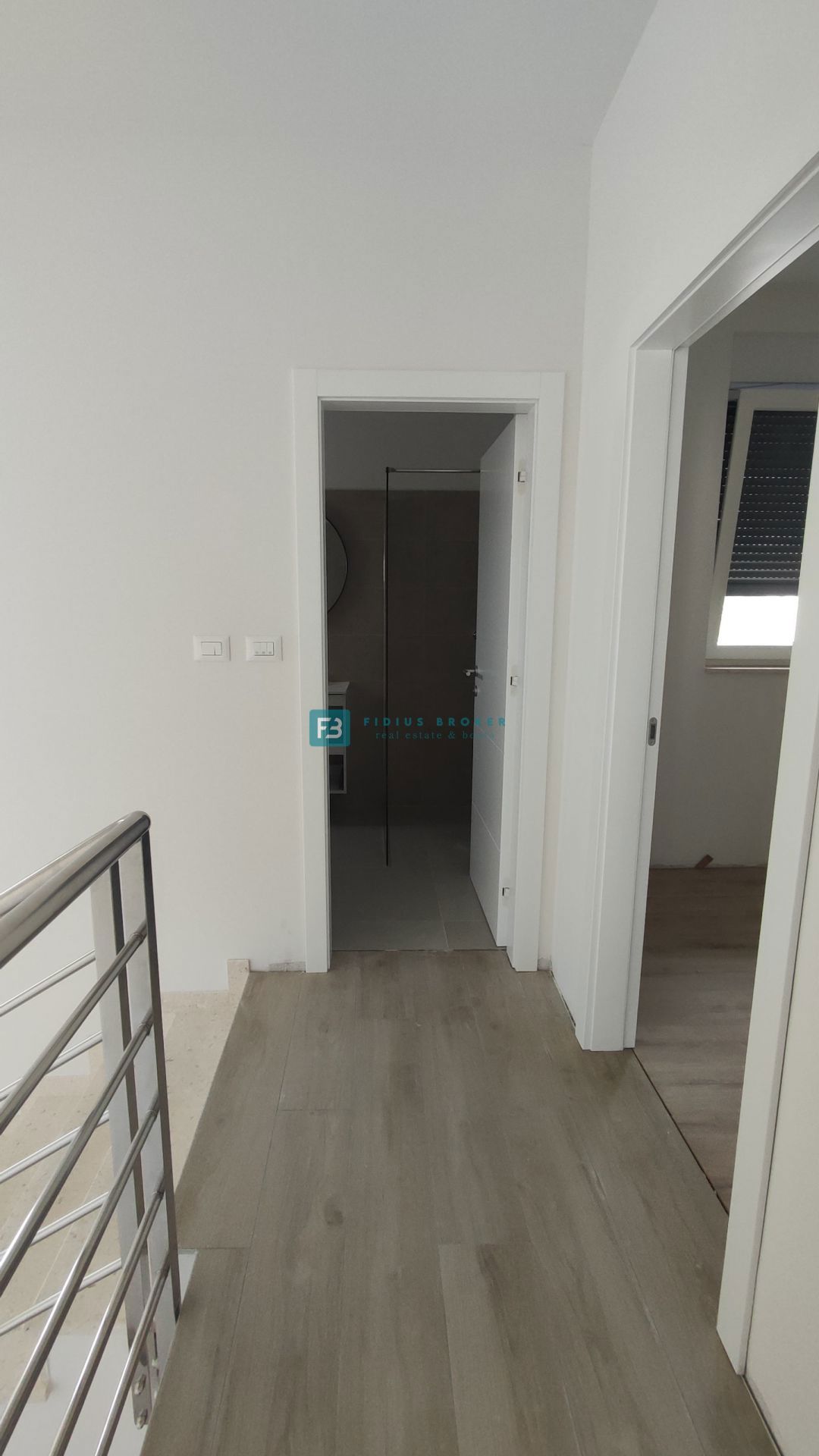 VODICE, nov projekt, moderne vrstne hiše, dvorišče, mirna lokacija, S2