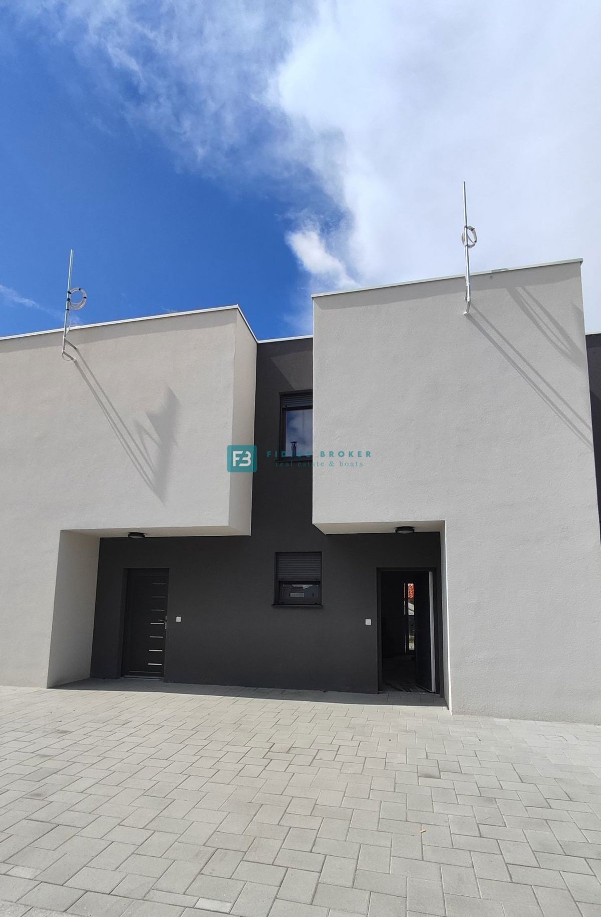 VODICE, nov projekt, moderne vrstne hiše, dvorišče, mirna lokacija, S2