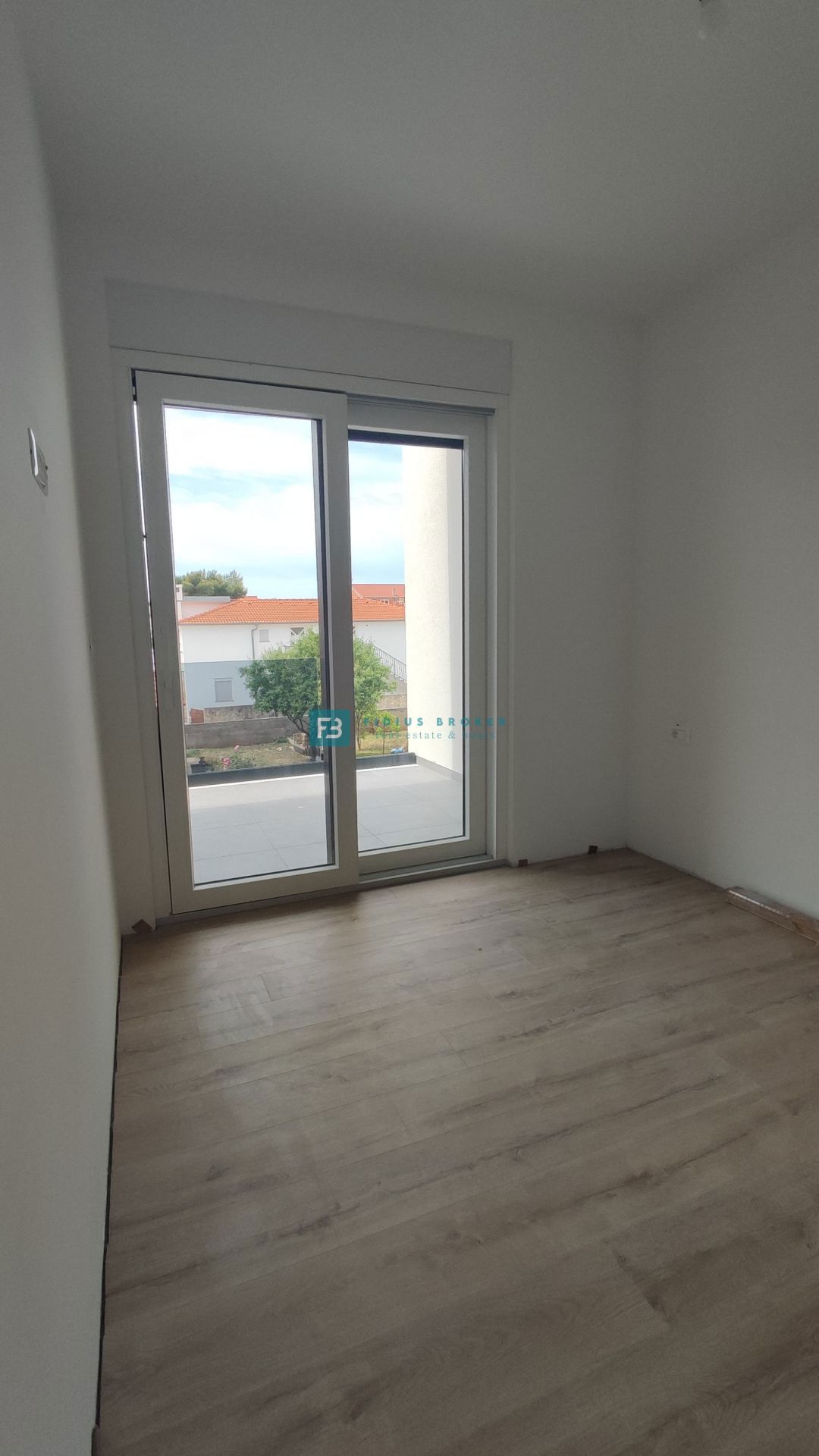 VODICE, nov projekt, moderne vrstne hiše, dvorišče, mirna lokacija, S2