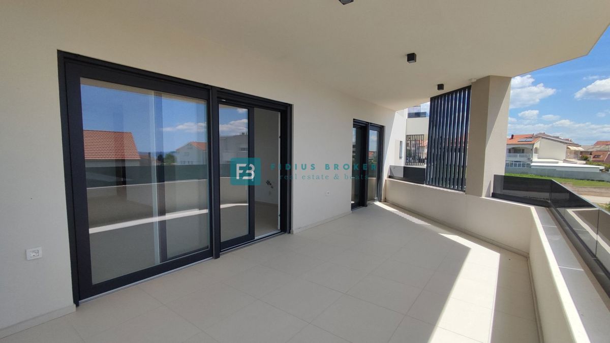 VODICE, novogradnja, moderno stanovanje, 1. nadstropje, 400 m od plaže