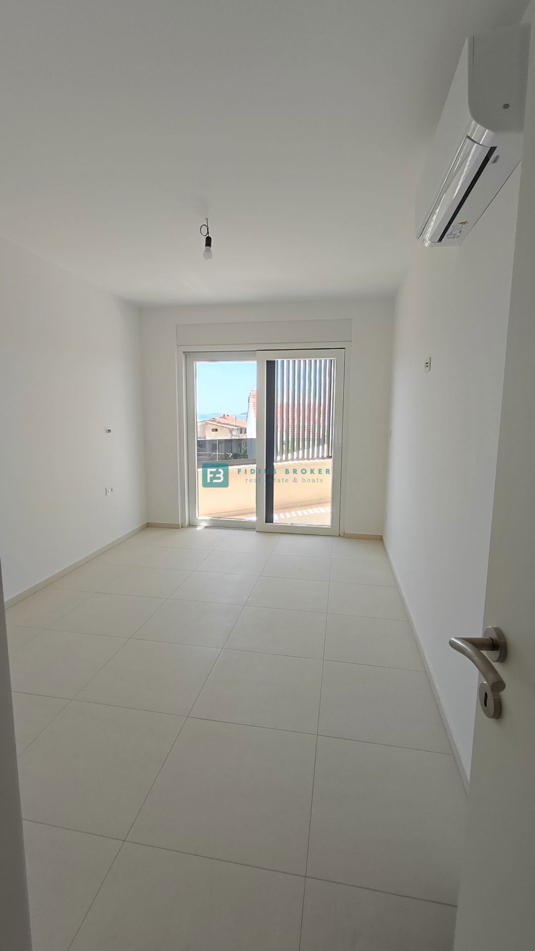 VODICE, novogradnja, moderno stanovanje, 1. nadstropje, 400 m od plaže