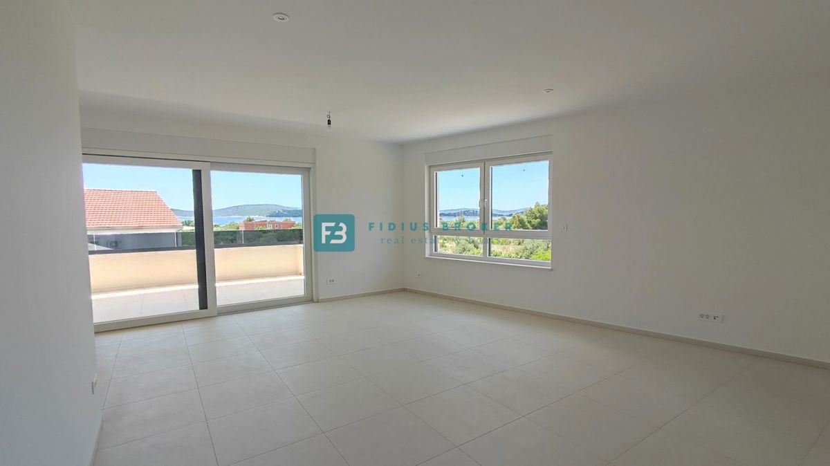 VODICE, novogradnja, moderno stanovanje, 1. nadstropje, 400 m od plaže