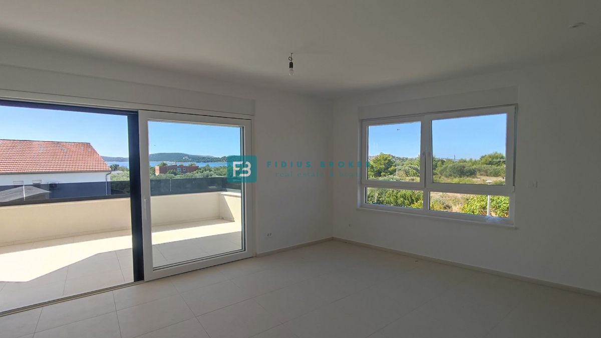 VODICE, novogradnja, moderno stanovanje, 1. nadstropje, 400 m od plaže