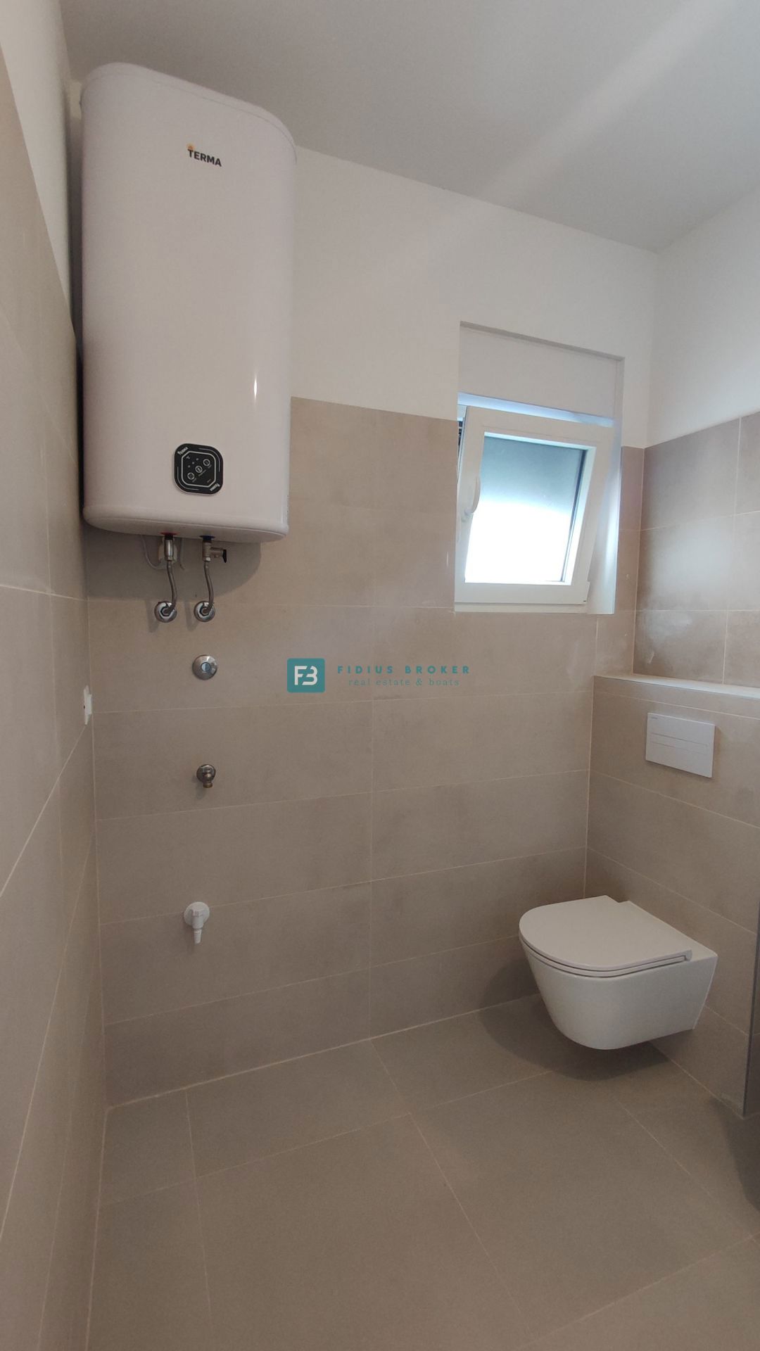 VODICE, nova, pravkar dokončana, moderna hiša, dvorišče, 2 parkirni mesti
