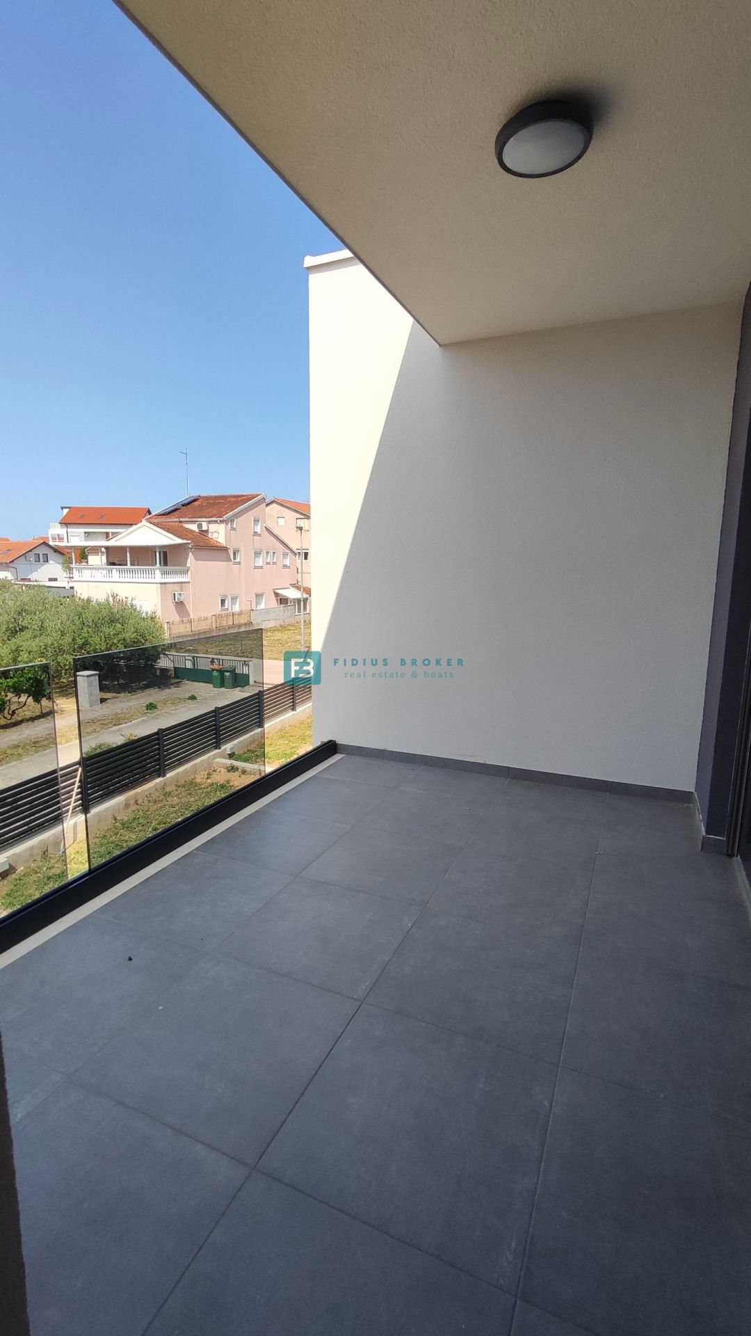 VODICE, nova, pravkar dokončana, moderna hiša, dvorišče, 2 parkirni mesti