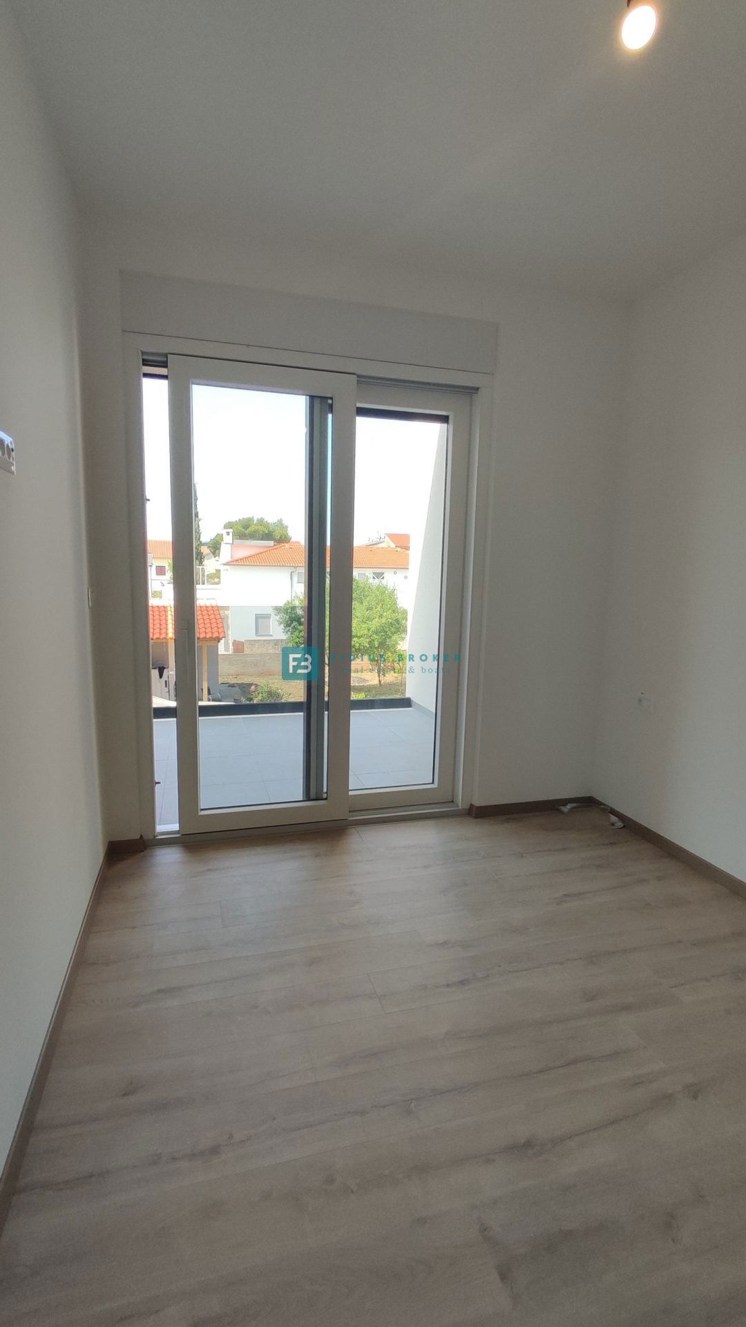 VODICE, nova, pravkar dokončana, moderna hiša, dvorišče, 2 parkirni mesti