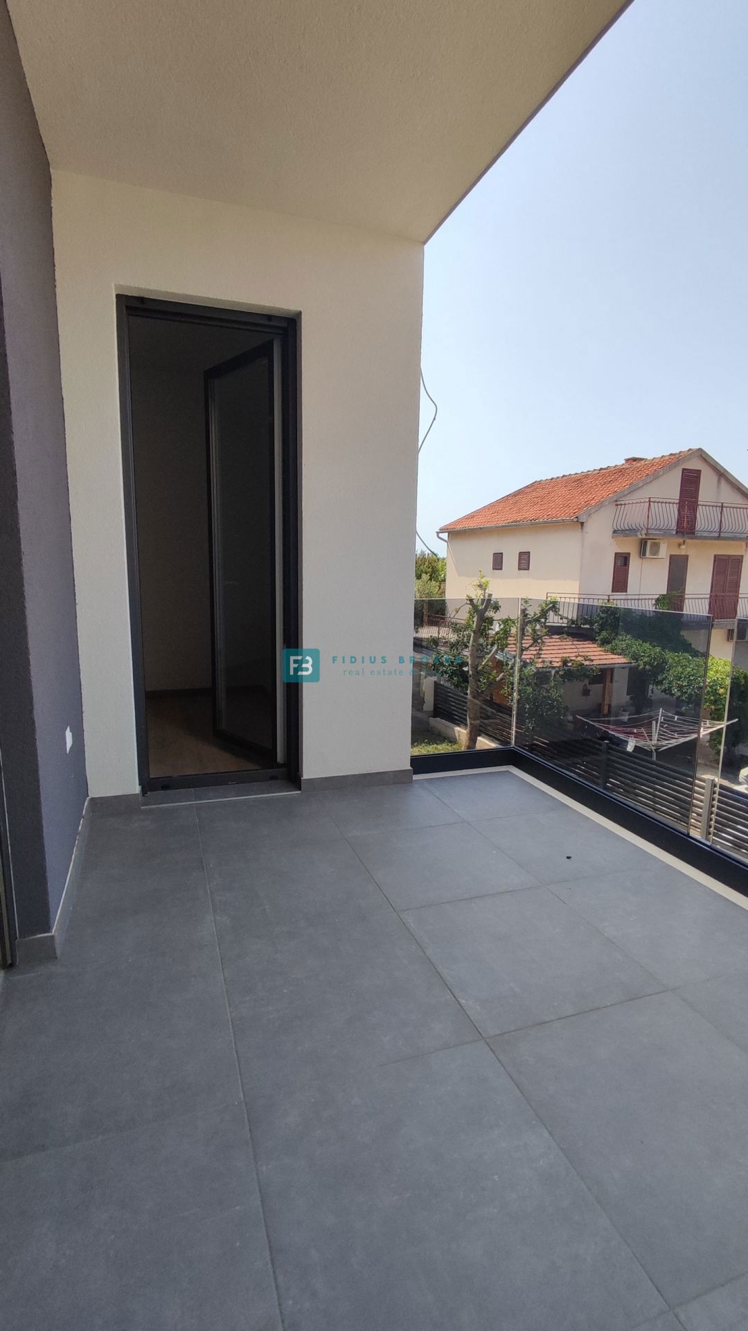 VODICE, nova, pravkar dokončana, moderna hiša, dvorišče, 2 parkirni mesti