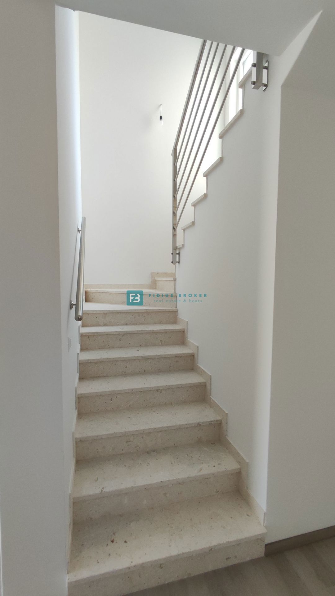 VODICE, nova, pravkar dokončana, moderna hiša, dvorišče, 2 parkirni mesti