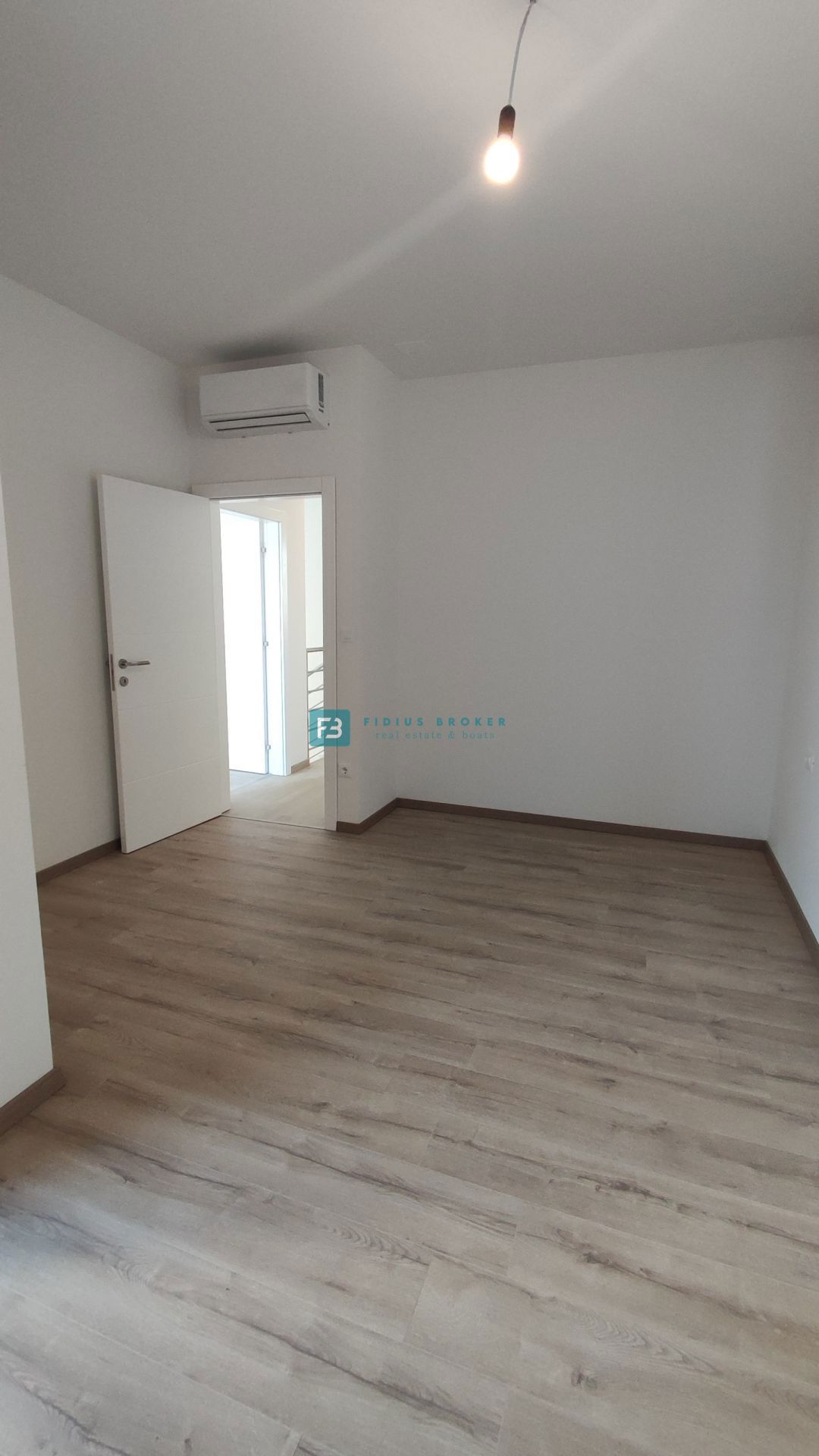 VODICE, nova, pravkar dokončana, moderna hiša, dvorišče, 2 parkirni mesti