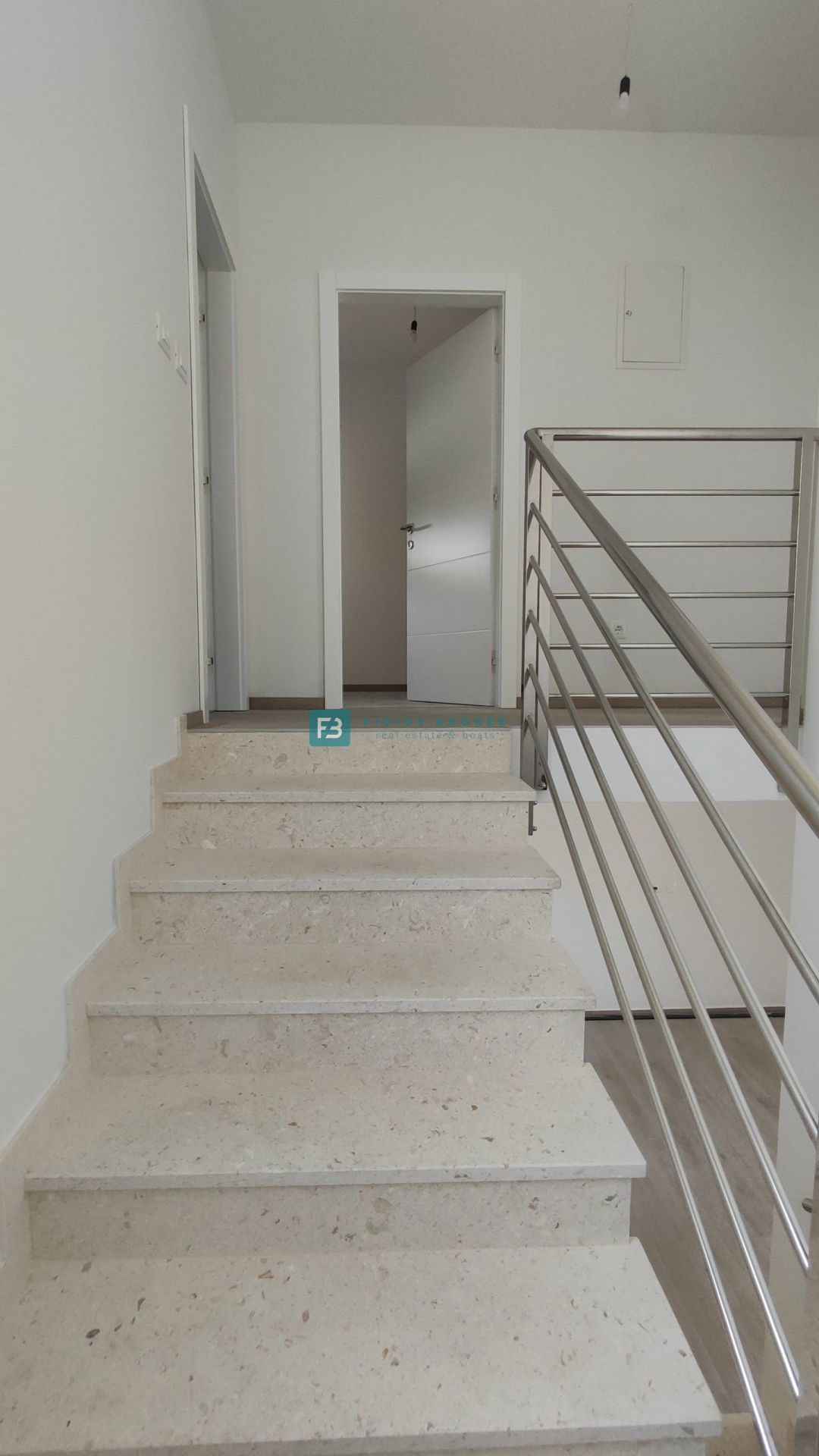 VODICE, nova, pravkar dokončana, moderna hiša, dvorišče, 2 parkirni mesti