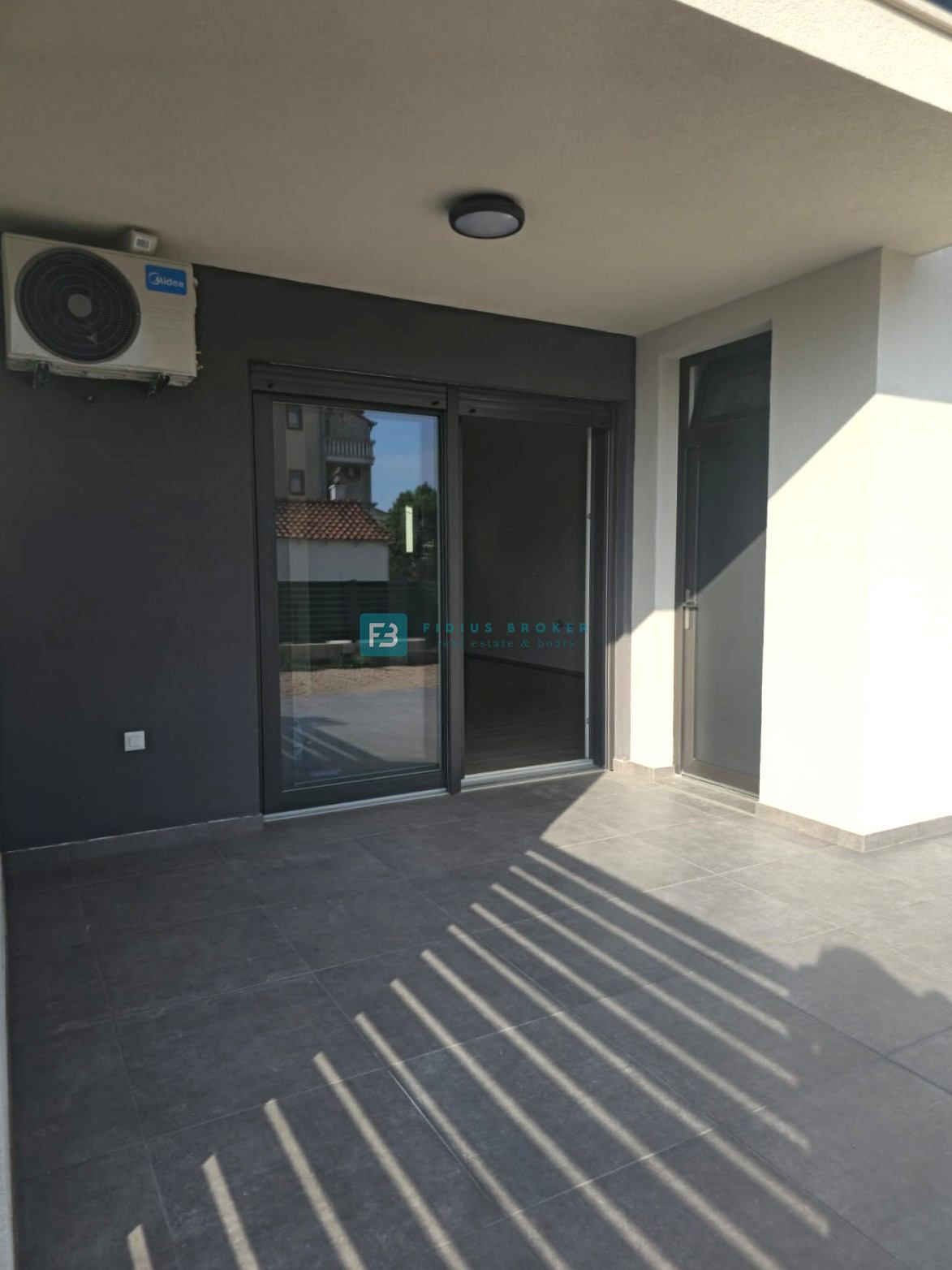 VODICE, nova, pravkar dokončana, moderna hiša, dvorišče, 2 parkirni mesti