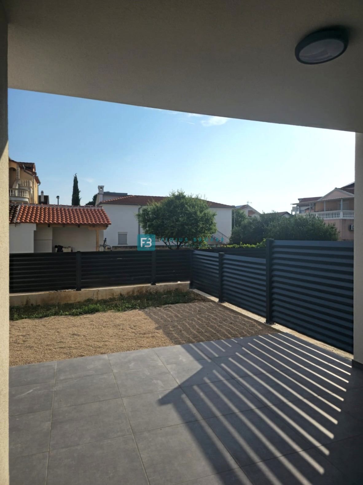 VODICE, nova, pravkar dokončana, moderna hiša, dvorišče, 2 parkirni mesti