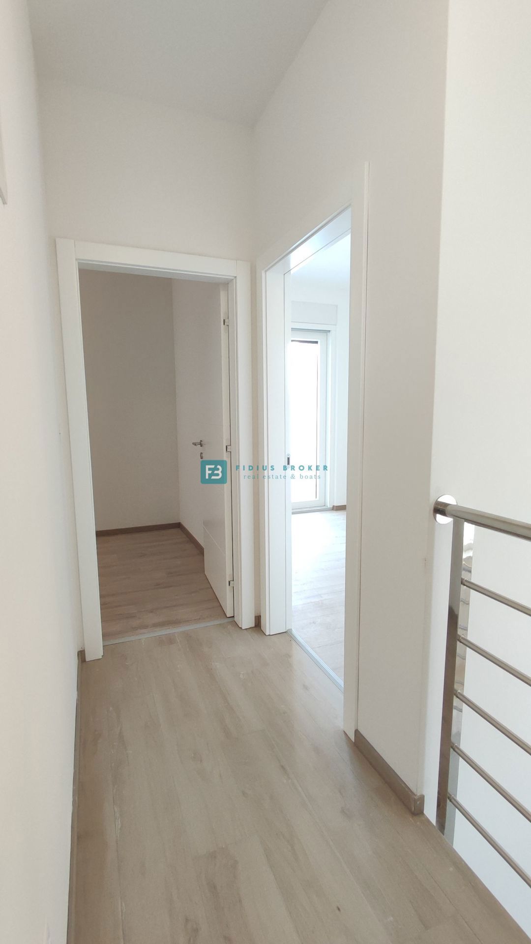 VODICE, nova, pravkar dokončana, moderna hiša, dvorišče, 2 parkirni mesti