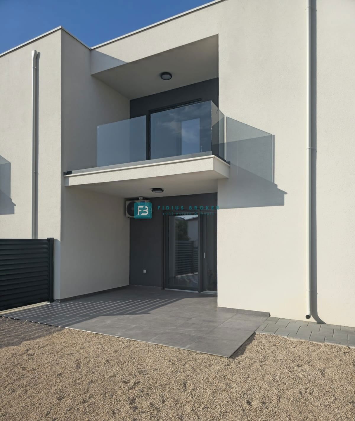 VODICE, nova, pravkar dokončana, moderna hiša, dvorišče, 2 parkirni mesti