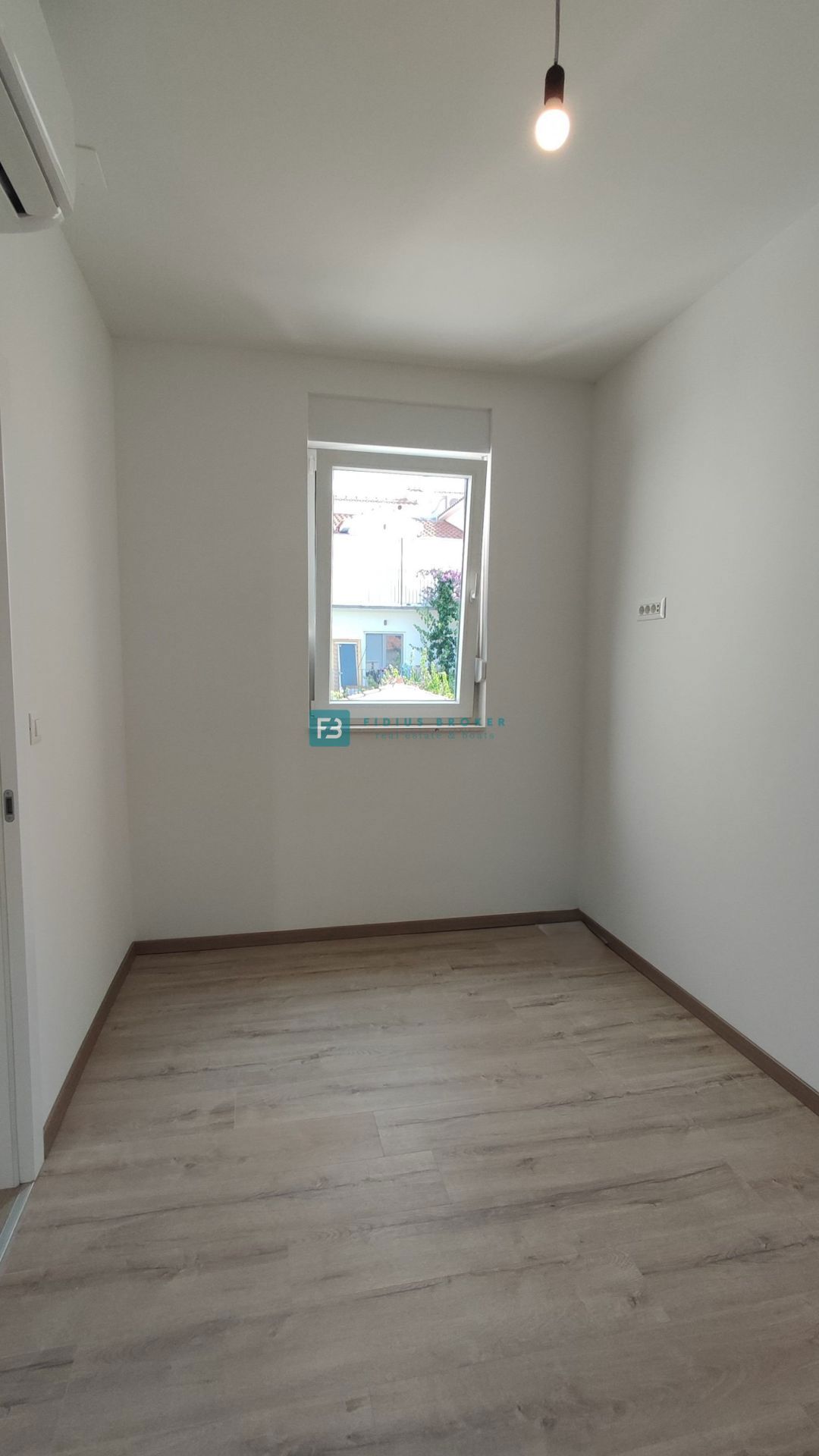 VODICE, nova, pravkar dokončana, moderna hiša, dvorišče, 2 parkirni mesti