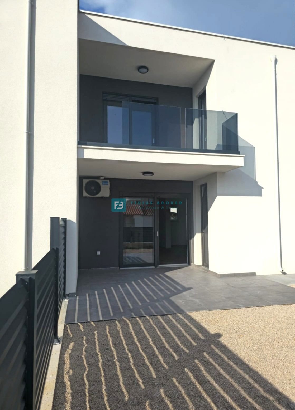 VODICE, nova, pravkar dokončana, moderna hiša, dvorišče, 2 parkirni mesti