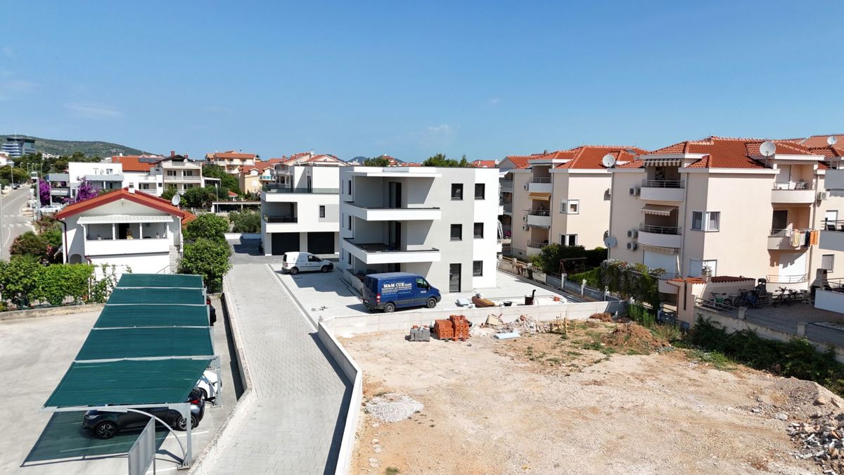 SRIMA, novogradnja, 2. nad., 270 m do plaže, terasa 110 m2, garaža