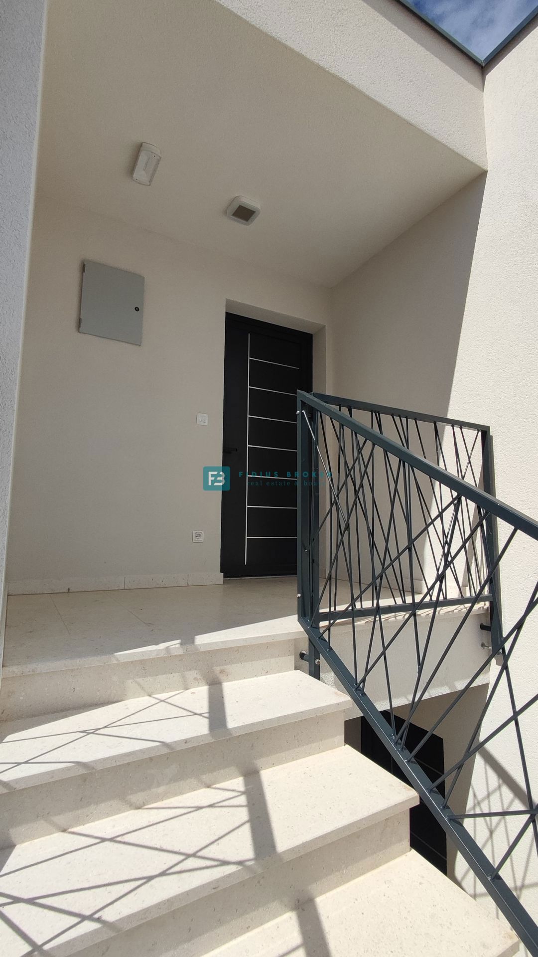 SRIMA, novogradnja, 2. nad., 270 m do plaže, terasa 110 m2, garaža