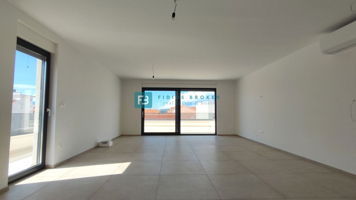 SRIMA, novogradnja, 2. nad., 270 m do plaže, terasa 110 m2, garaža