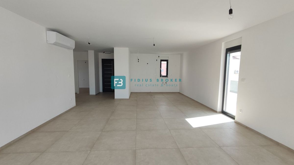 SRIMA, novogradnja, 2. nad., 270 m do plaže, terasa 110 m2, garaža