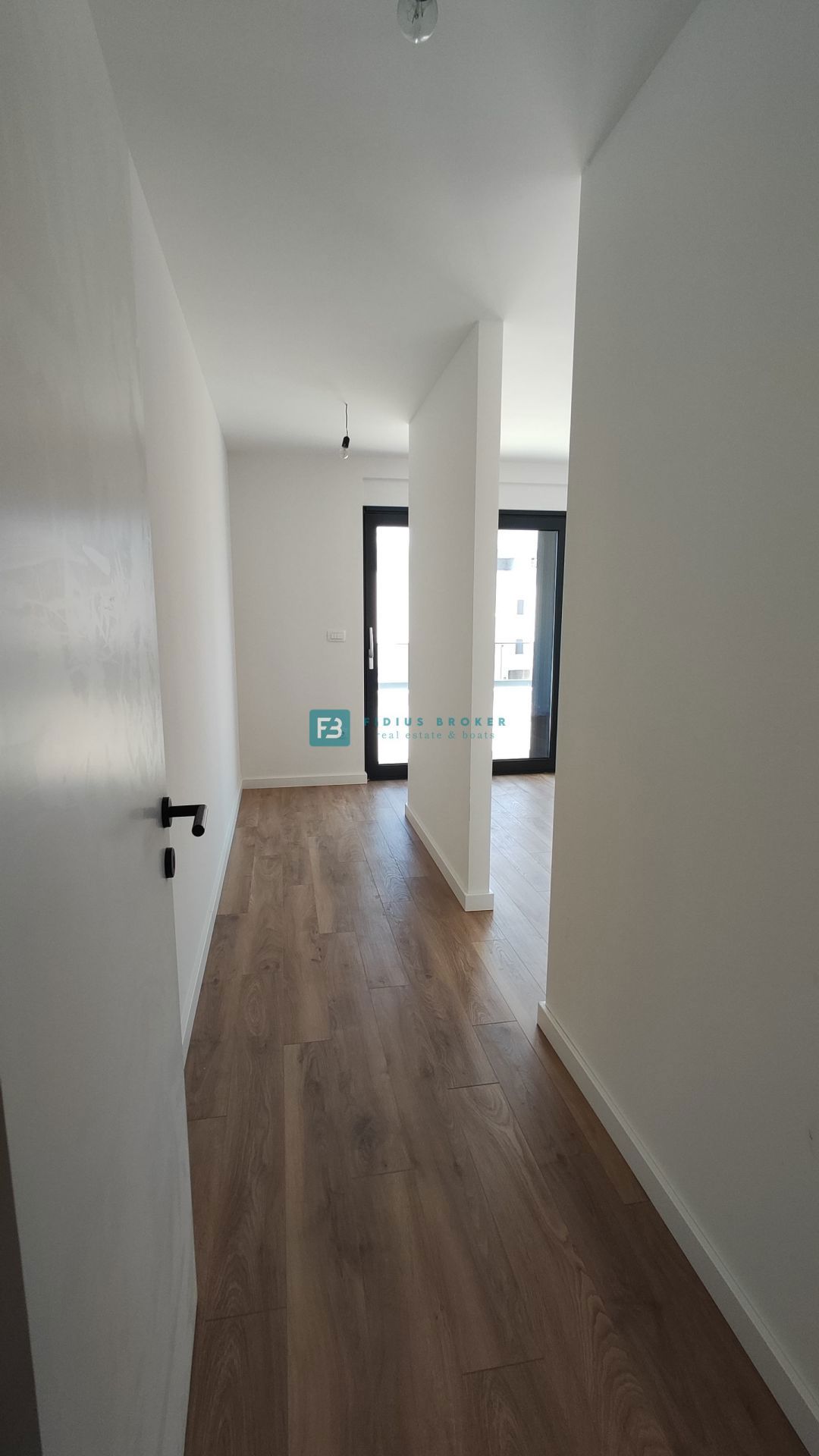 SRIMA, novogradnja, 2. nad., 270 m do plaže, terasa 110 m2, garaža