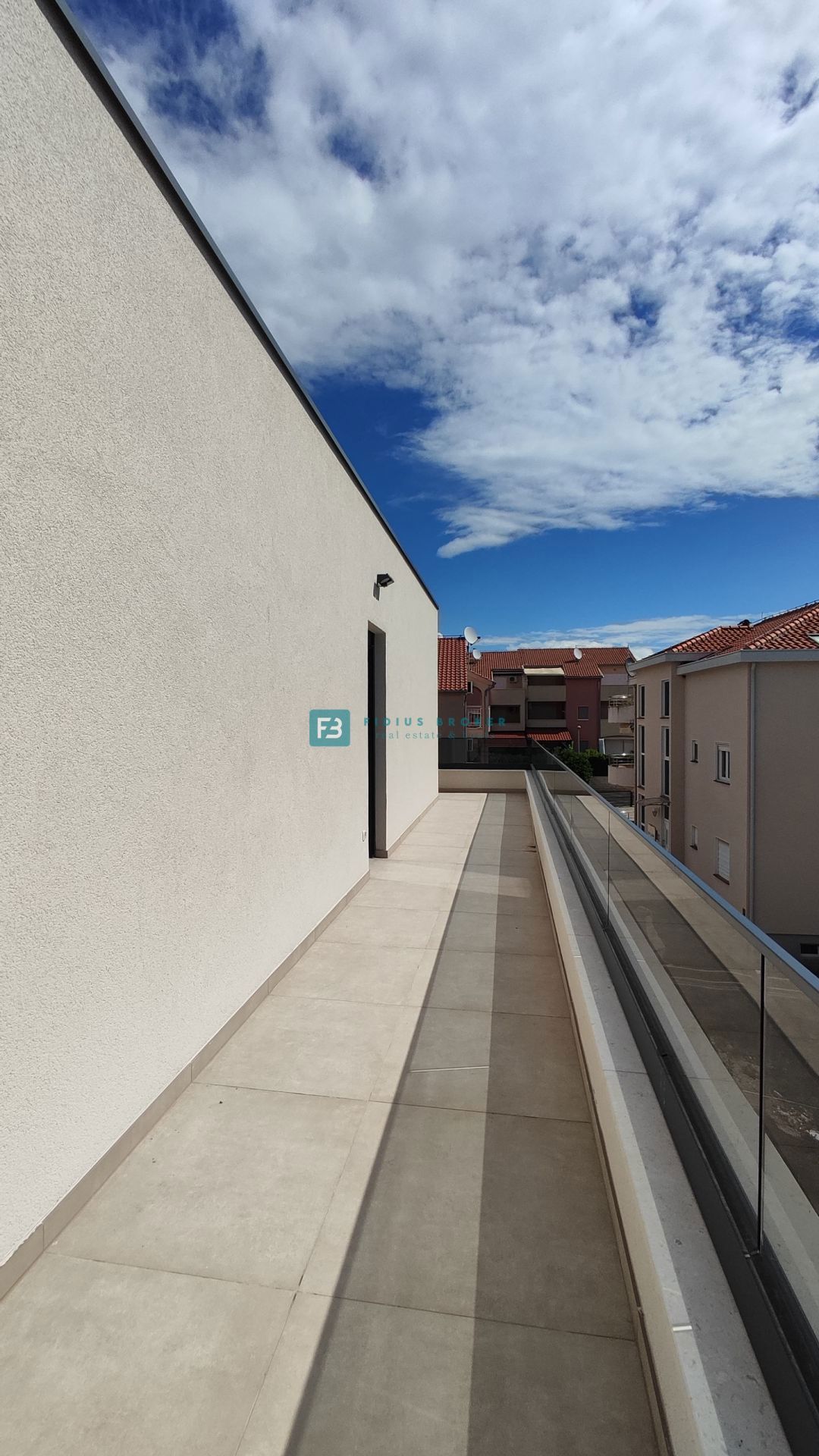 SRIMA, novogradnja, 2. nad., 270 m do plaže, terasa 110 m2, garaža