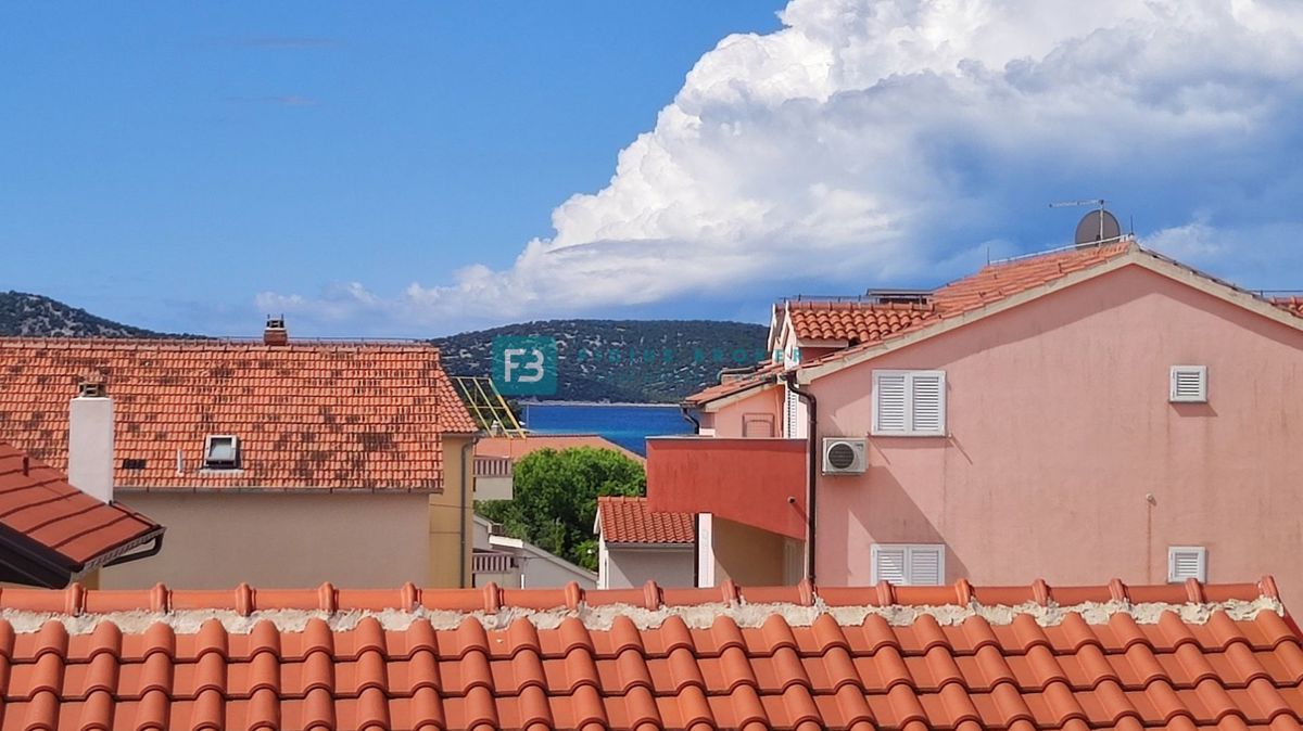 SRIMA, novogradnja, 2. nad., 270 m do plaže, terasa 110 m2, garaža