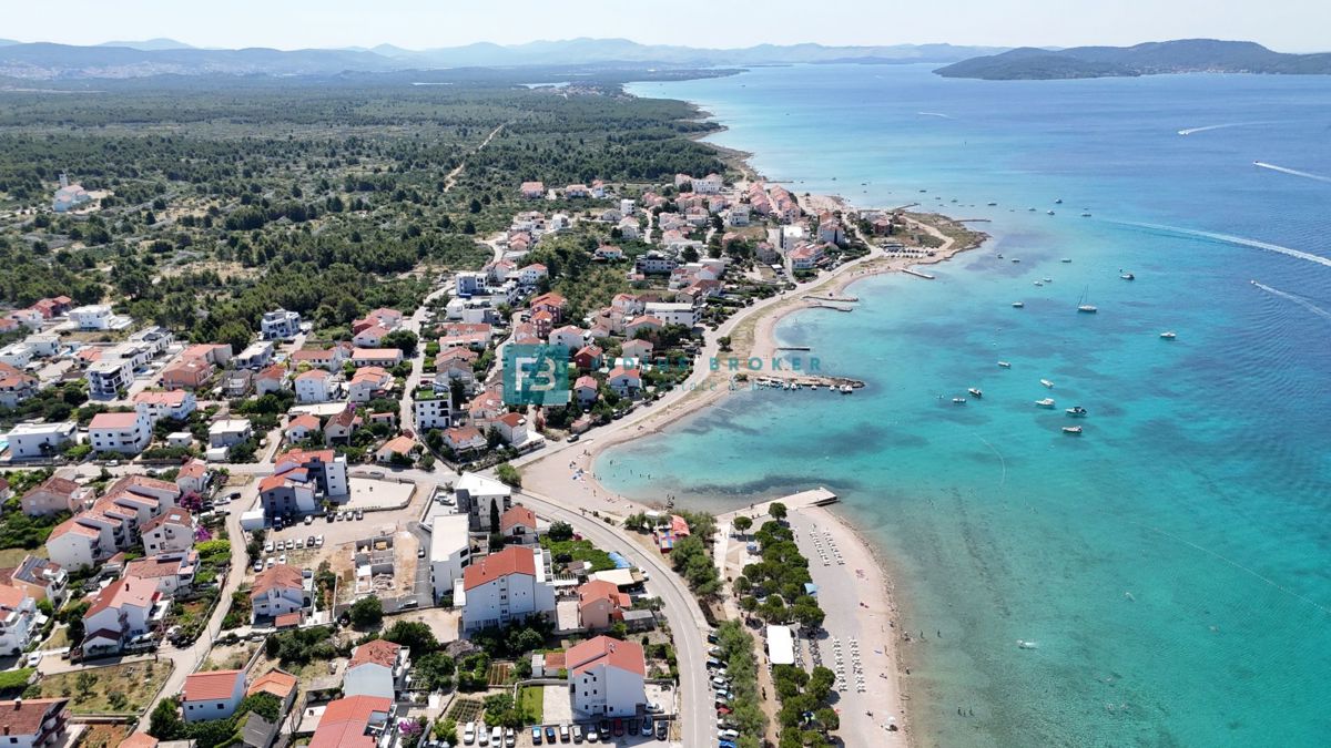 SRIMA, novogradnja, 2. nad., 270 m do plaže, terasa 110 m2, garaža