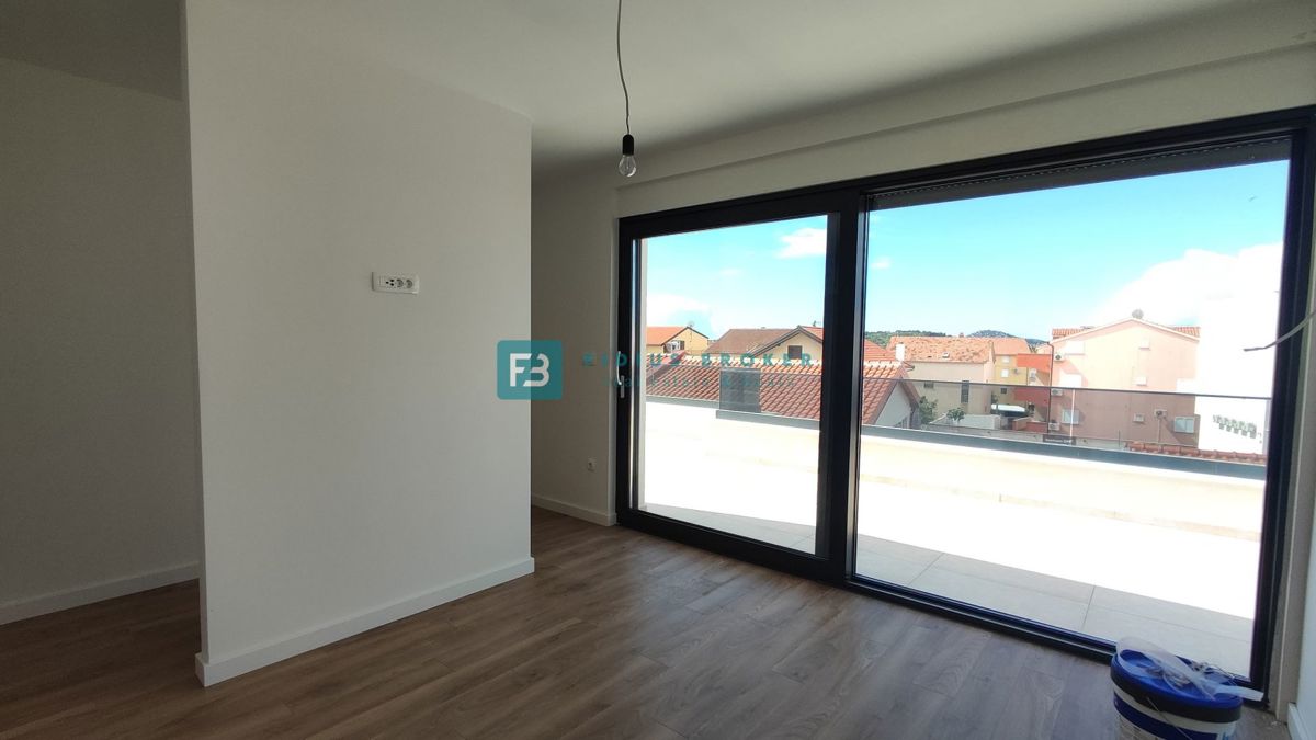 SRIMA, novogradnja, 2. nad., 270 m do plaže, terasa 110 m2, garaža