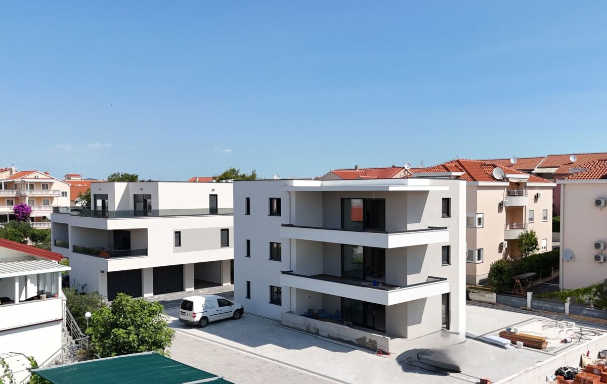 SRIMA, novogradnja, 2. nad., 270 m do plaže, terasa 110 m2, garaža