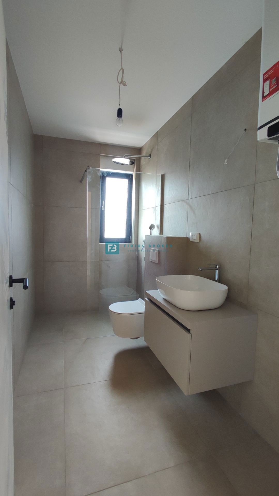 SRIMA, novogradnja, 2. nad., 270 m do plaže, terasa 110 m2, garaža