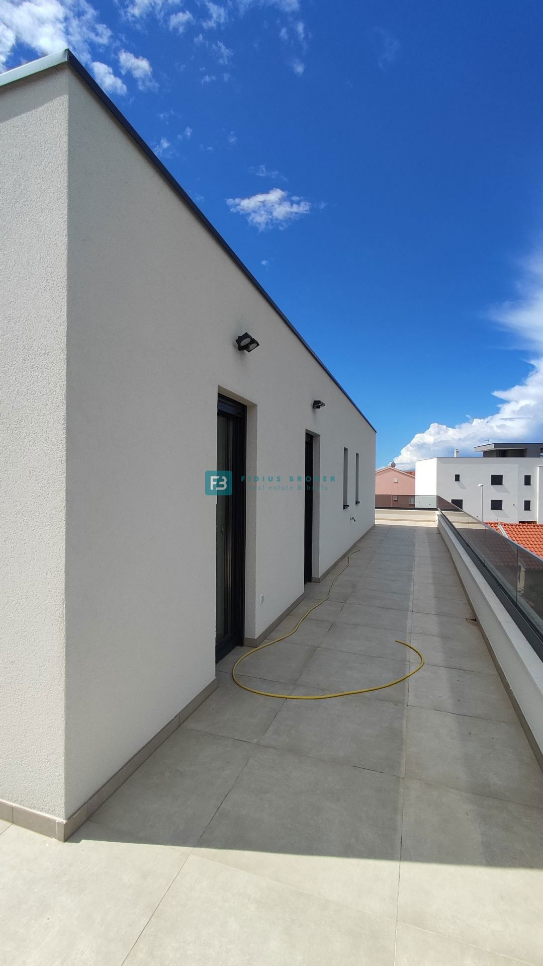 SRIMA, novogradnja, 2. nad., 270 m do plaže, terasa 110 m2, garaža