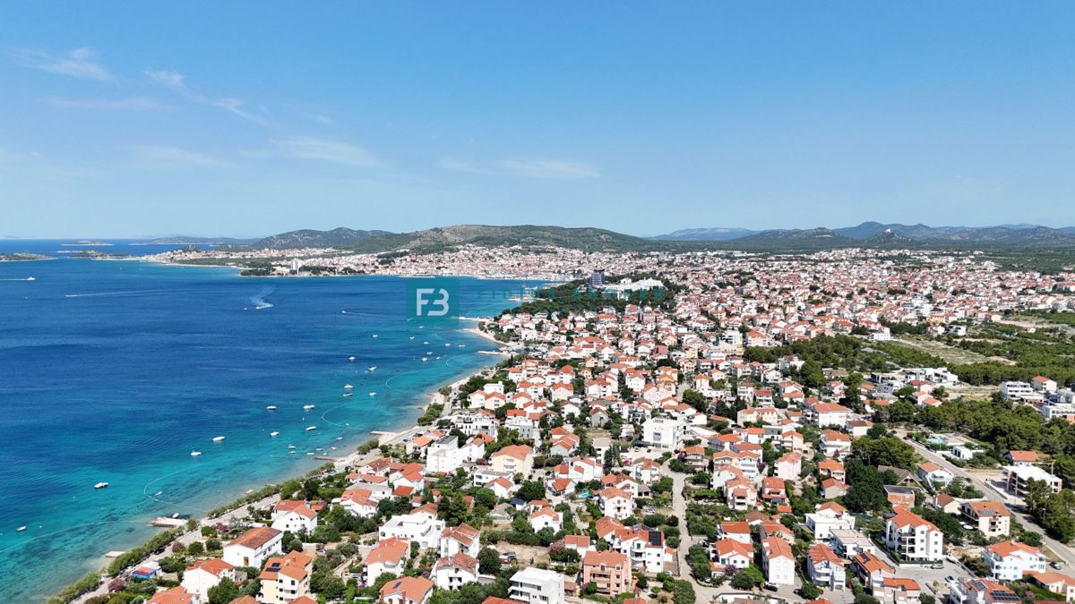 SRIMA, novogradnja, 2. nad., 270 m do plaže, terasa 110 m2, garaža