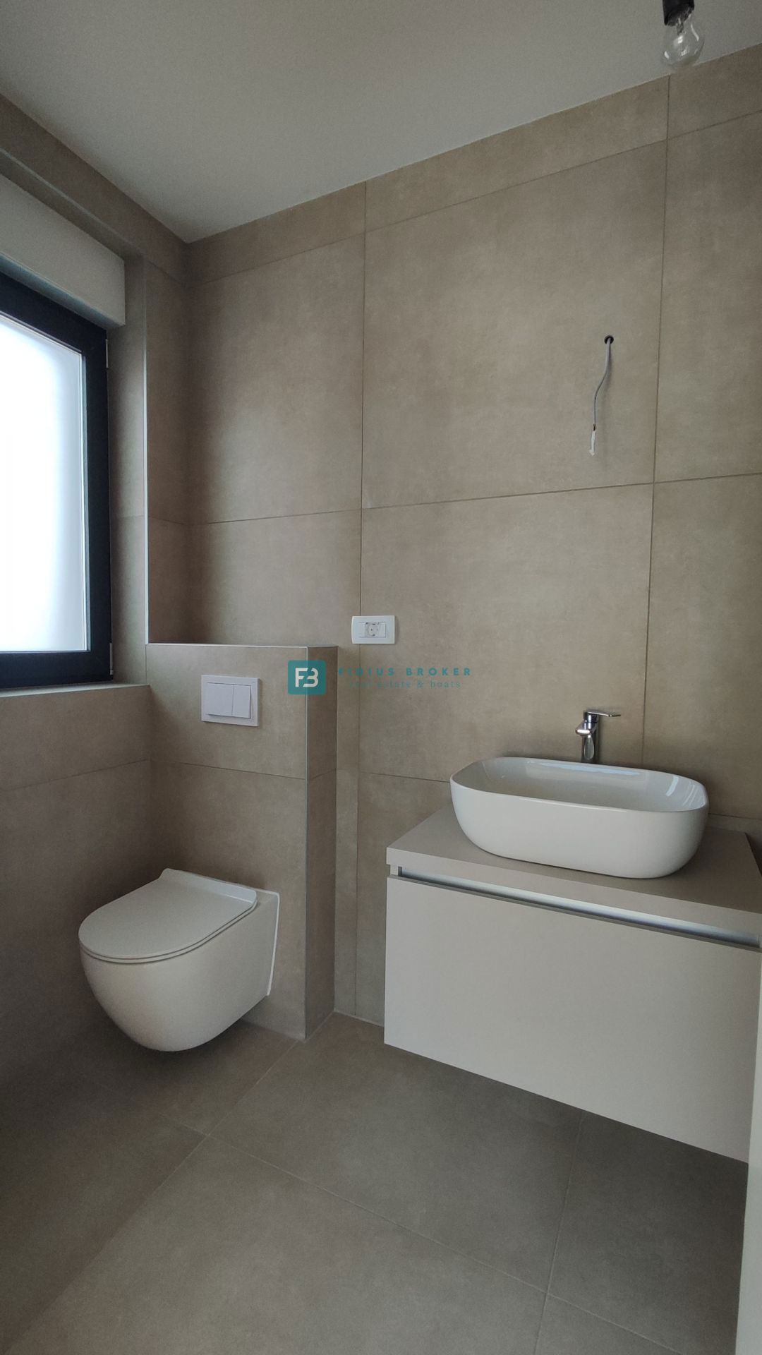 SRIMA, novogradnja, 2. nad., 270 m do plaže, terasa 110 m2, garaža