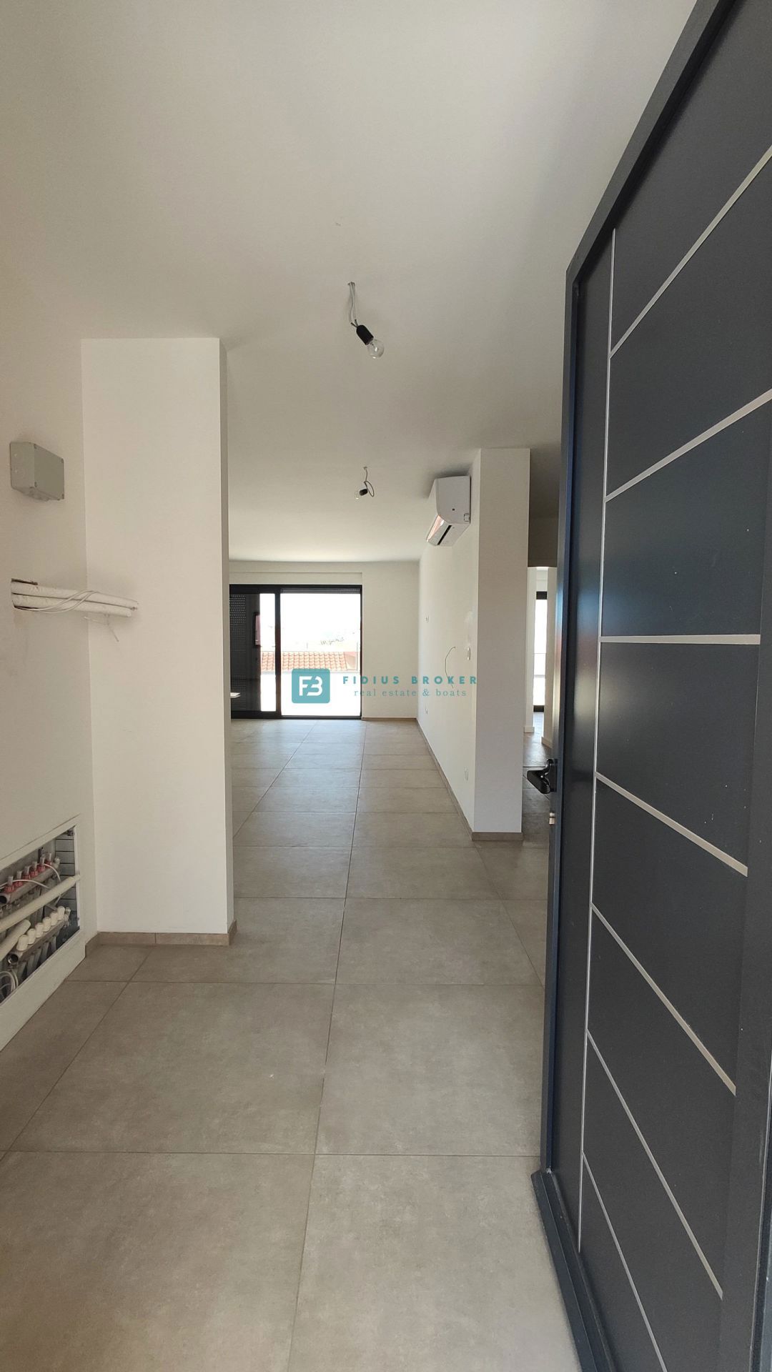 SRIMA, novogradnja, 2. nad., 270 m do plaže, terasa 110 m2, garaža
