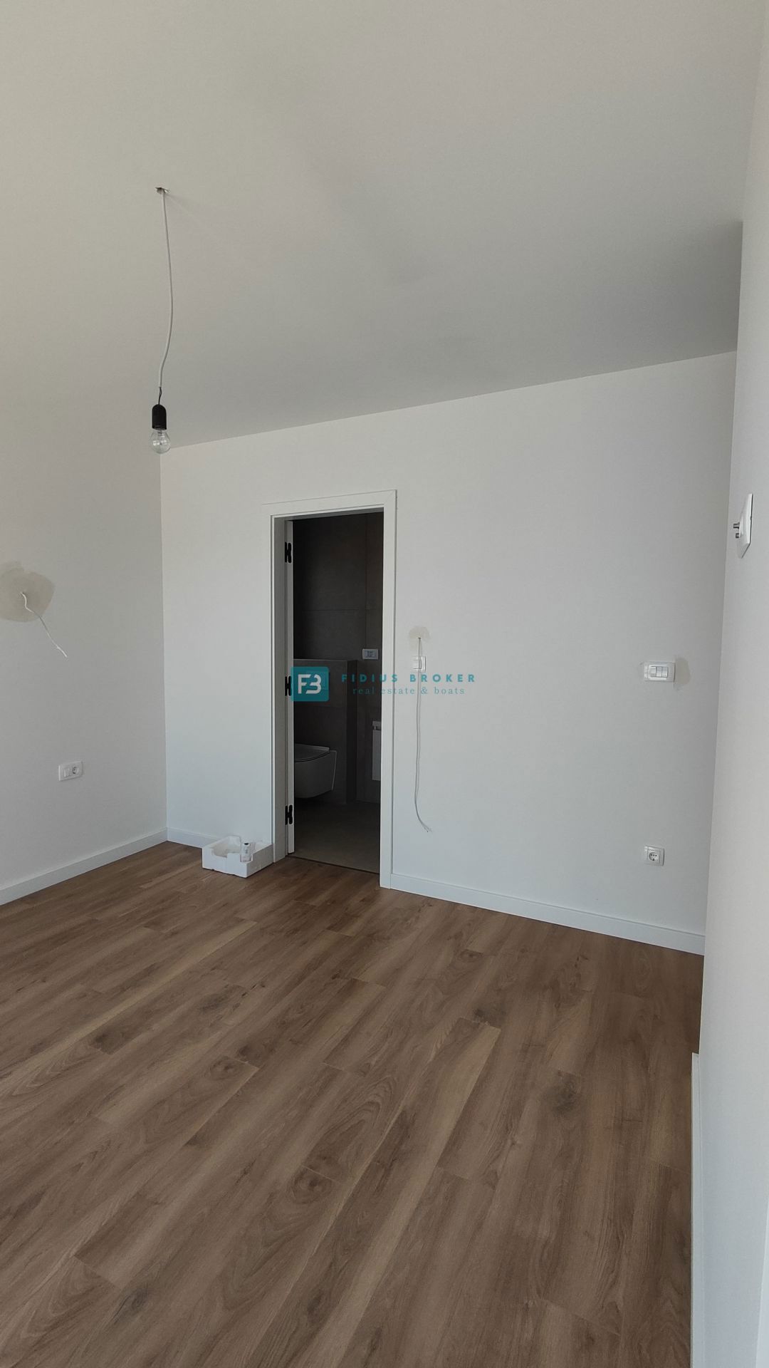 SRIMA, novogradnja, 2. nad., 270 m do plaže, terasa 110 m2, garaža