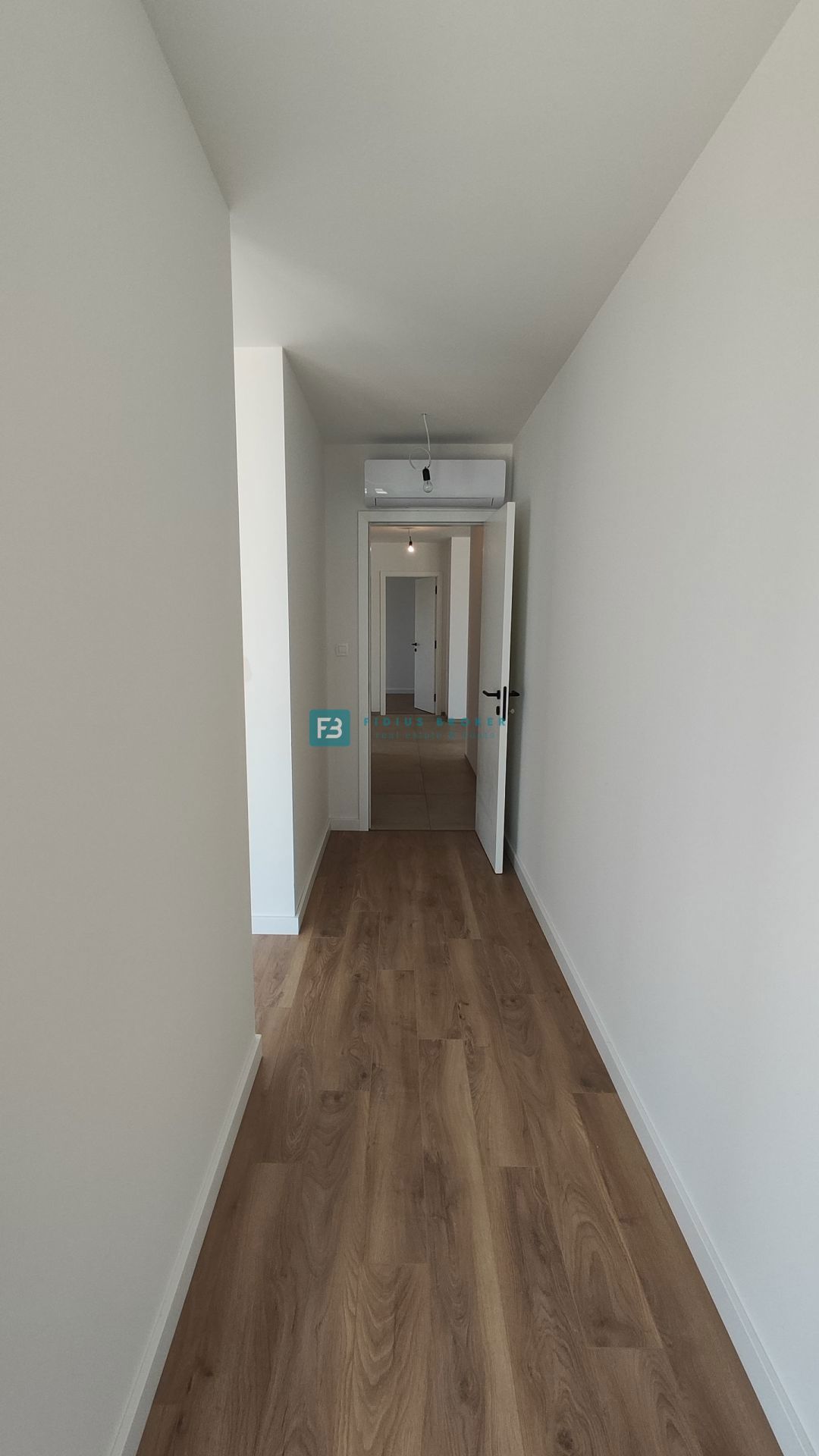 SRIMA, novogradnja, 2. nad., 270 m do plaže, terasa 110 m2, garaža