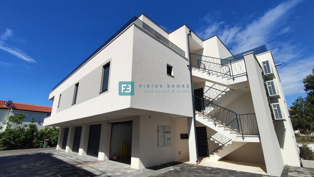 SRIMA, novogradnja, 2. nad., 270 m do plaže, terasa 110 m2, garaža