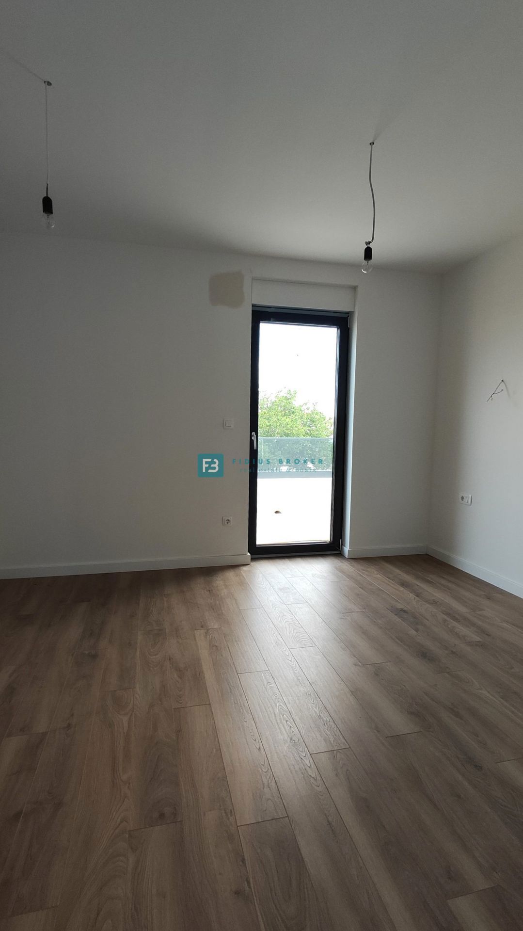 SRIMA, novogradnja, 2. nad., 270 m do plaže, terasa 110 m2, garaža