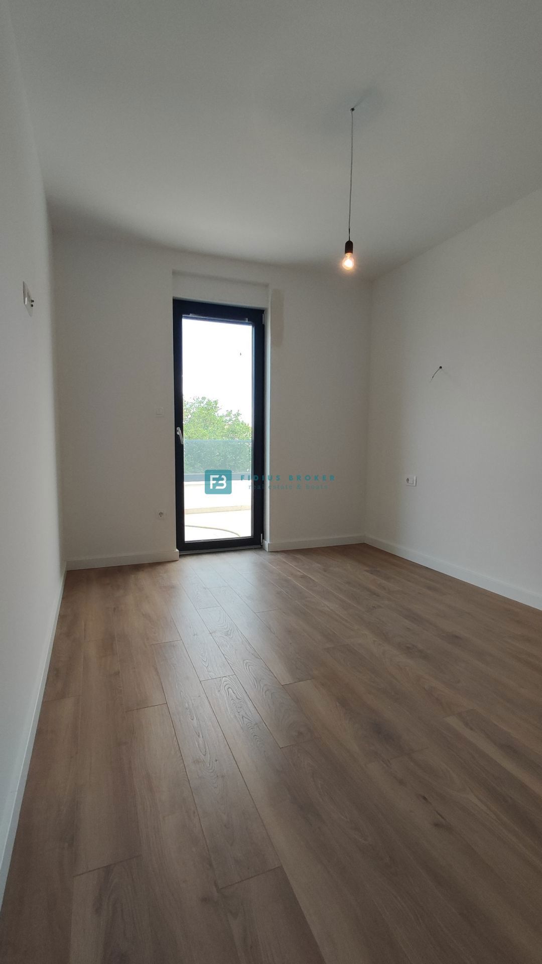 SRIMA, novogradnja, 2. nad., 270 m do plaže, terasa 110 m2, garaža