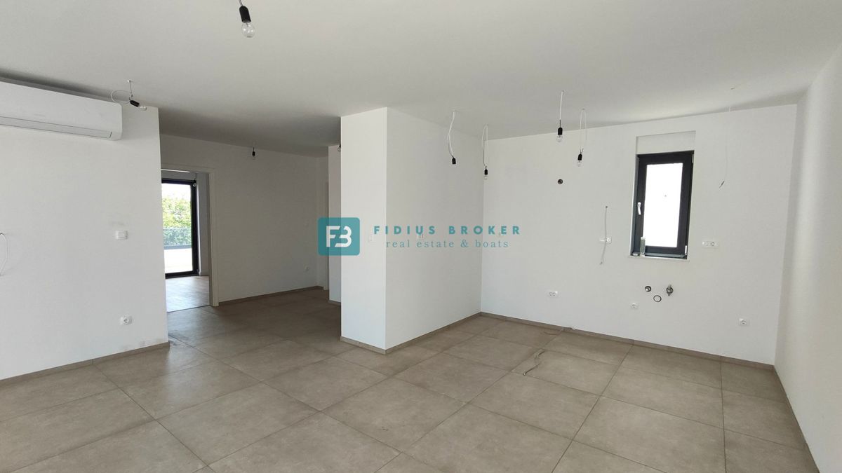 SRIMA, novogradnja, 2. nad., 270 m do plaže, terasa 110 m2, garaža