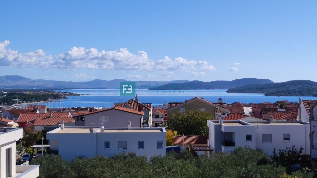VODICE, novogradnja, 2. nadstropje, pogled na morje, 3 spalnice, shramba