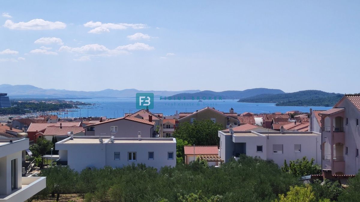 VODICE, novogradnja, 2. nadstropje, pogled na morje, 3 spalnice, shramba