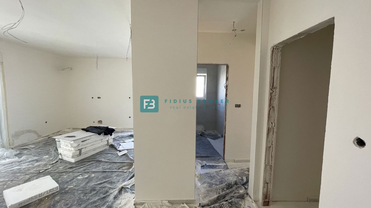 VODICE, novogradnja, 1. kat, 650 m do plaže