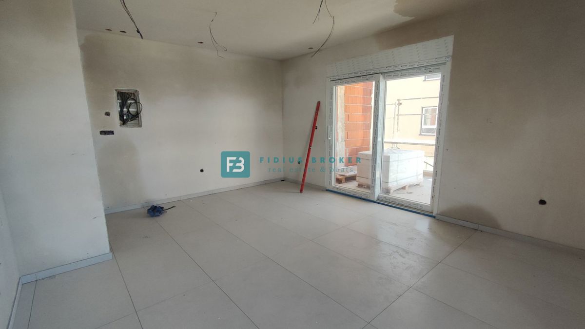 VODICE, novogradnja, 1. kat, 650 m do plaže