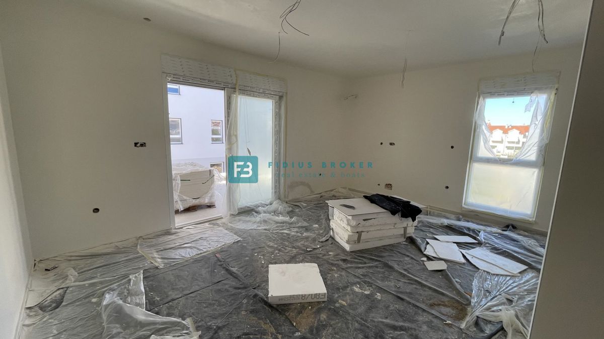 VODICE, novogradnja, 1. kat, 650 m do plaže