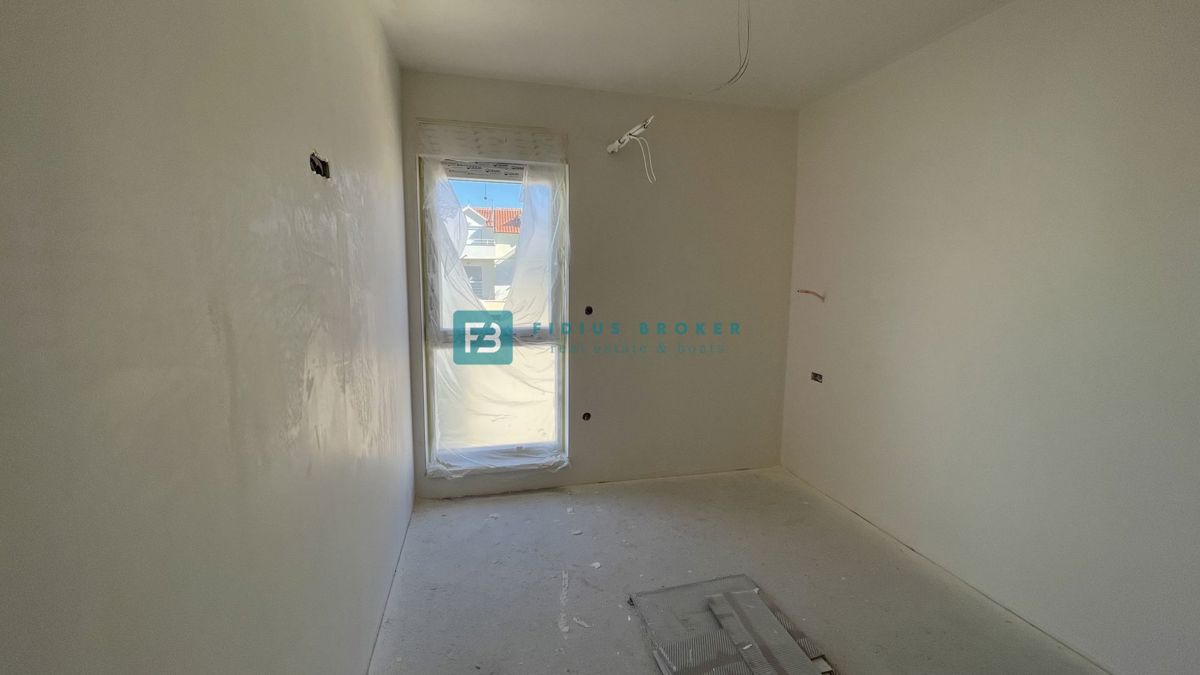 VODICE, novogradnja, 1. kat, 650 m do plaže