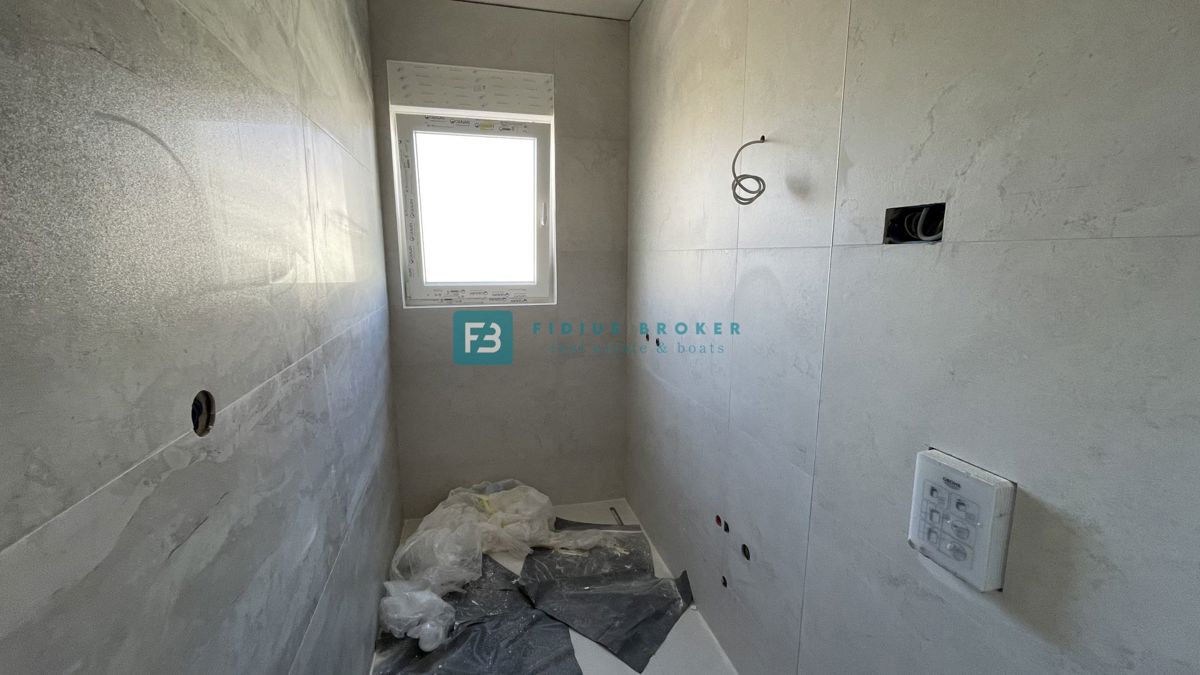 VODICE, novogradnja, 1. kat, 650 m do plaže